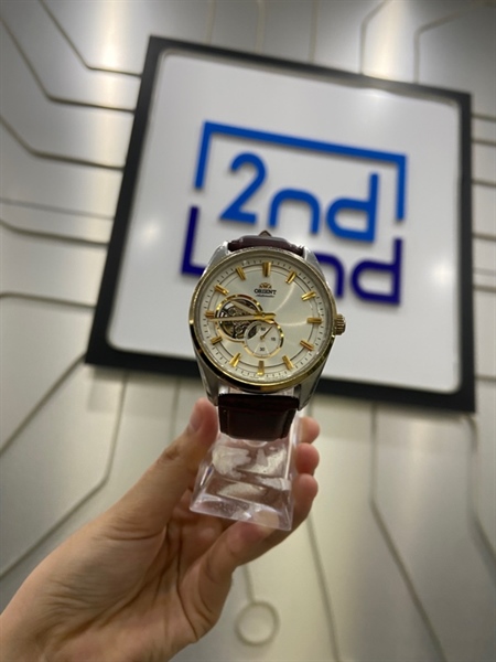 Đồng hồ Orient Heart RA-AR0001S - Màu trắng - Ngoại hình: 97% - Trầy khung sườn, bánh đà bị rít, thay dây da, chấm trắng vạch giờ bị bung dính lên kính - Kèm Box + dây kim loại zin
