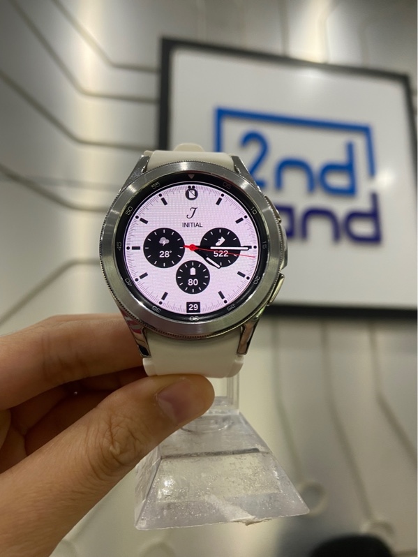 Đồng hồ Samsung galaxy Watch 4 Classic - 42mm - Màu bạc - Ngoại hình: 97% - Xước sườn + lưng + chai pin - Kèm sạc
