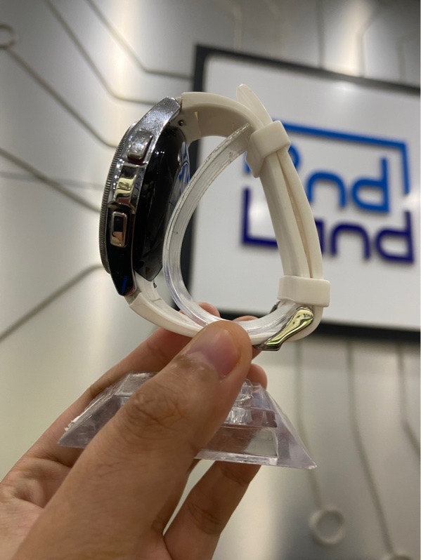 Đồng hồ Samsung galaxy Watch 4 Classic - 42mm - Màu bạc - Ngoại hình: 97% - Xước sườn + lưng + chai pin - Kèm sạc