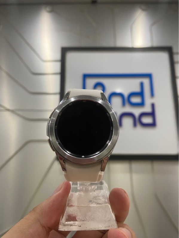 Đồng hồ Samsung galaxy Watch 4 Classic - 42mm - Màu bạc - Ngoại hình: 97% - Xước sườn + Lưng + Chai pin + Không lên mà hình chính- Kèm sạc