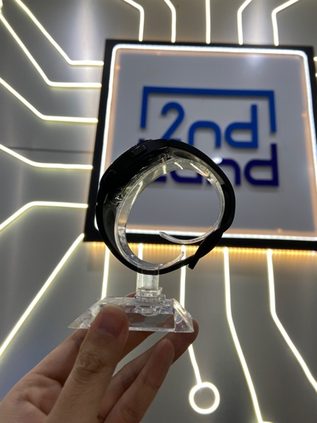 Đồng hồ Samsung Galaxy Watch 4 - Pin trung bình - Màu đen - Ngoại hình: 97% - Tróc sơn viền nhiều, kính xước dăm nhiều - Kèm Box + sạc 3