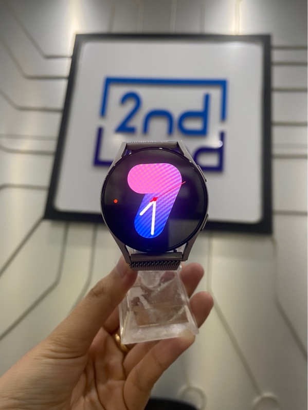 Đồng hồ SamSung Galaxy Watch 5 - 40mm - GPS - SM-R900 - Màu đen - Ngoại hình: 97.5% - Màn ám hồng viền nhẹ , pin chai nhẹ, trầy nhẹ sườn - Kèm sạc - Không bảo hành