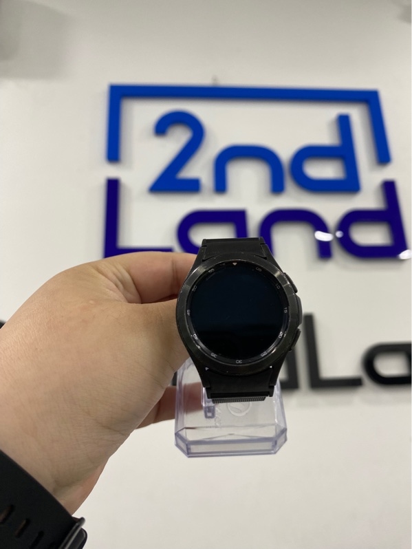 Đồng hồ Samsung watch 4 classic - 42mm - GPS - 16gb - Màu đen - Ngoại hình 97% - Trầy cấn viền, màn ám xanh, lưu ảnh, lưng trầy - Kèm sạc