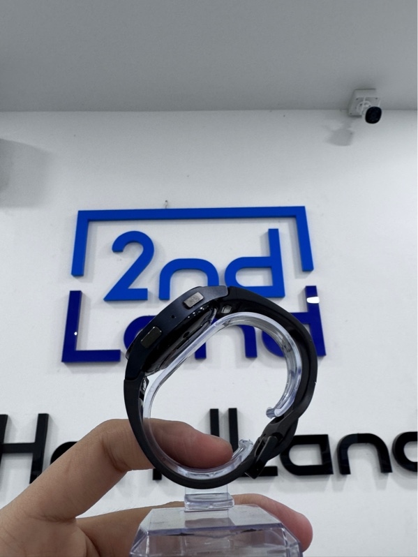 Đồng hồ Samsung Watch 6 - Màu đen - Ngoại hình 97% -Trầy xước - Kèm sạc