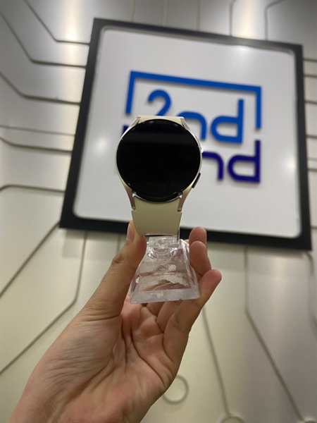 Đồng hồ SamSung Watch 6 - Màu trắng - Ngoại hình: 98% - Kèm sạc