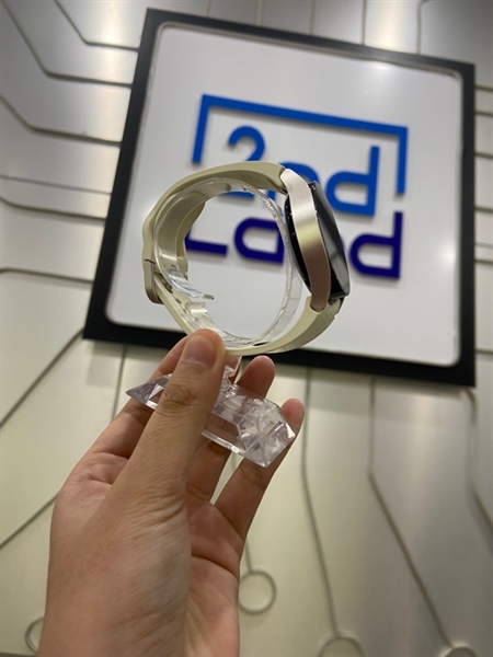 Đồng hồ SamSung Watch 6 - Màu trắng - Ngoại hình: 98% - Kèm sạc 1