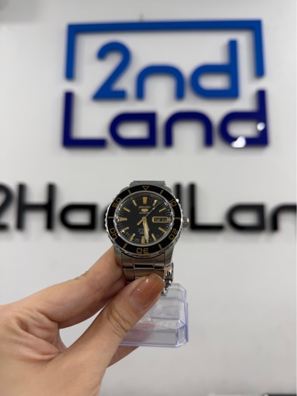 Đồng hồ Seiko 5 Sports SNZH57K1 - Màu bạc mặt đen vàng - Ngoại hình 97% - Kính trầy sâu , viền trầy - Body