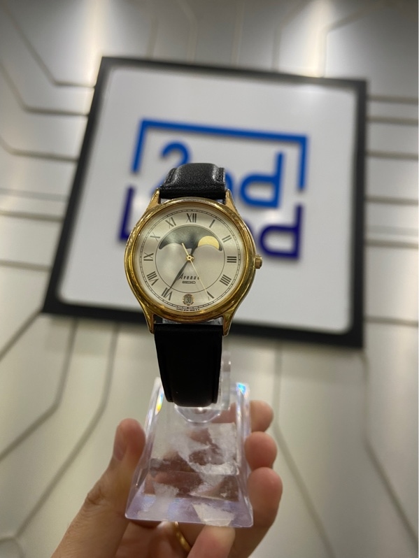 Đồng hồ Seiko - 6F34-6020 R1 - Màu vàng - Ngoại hình: 97% - Dây già - Body