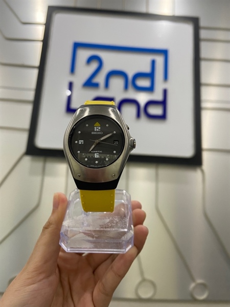 Đồng hồ Seiko Kinetic 5M42-0E40 - Màu vàng - Ngoại hình: 97% - Kính xước dăm, lưng xấu, dây ố viền trầy, đã thay pin - Body