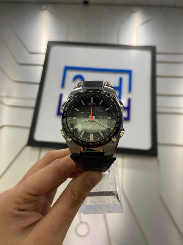 Đồng hồ SEIKO Sportura H023-00C0 - Màu bạc - Ngoại hình: 98% - Dây da nứt - Body