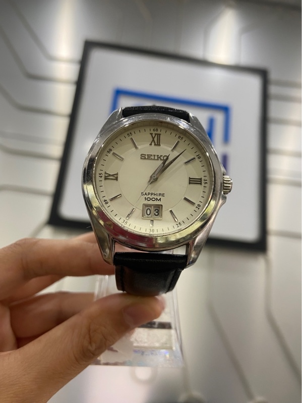 Đồng hồ Seiko SUR103P1 - Màu bạc - Ngoại hình: 97% - Xước sườn mặt lưng, núm vặn cứng, đã thay dây - Body