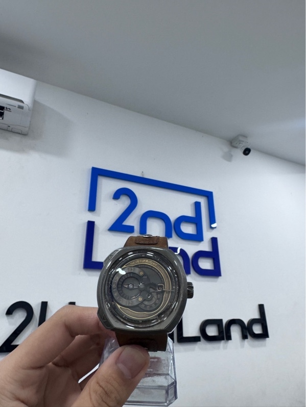 Đồng hồ Seven Friday Q-series Choo-ChooSF-Q2/03-D308 - Màu nâu - Ngoại hình 97% - Dây da gãy form, mốc dây, kính trầy nhiều - Body