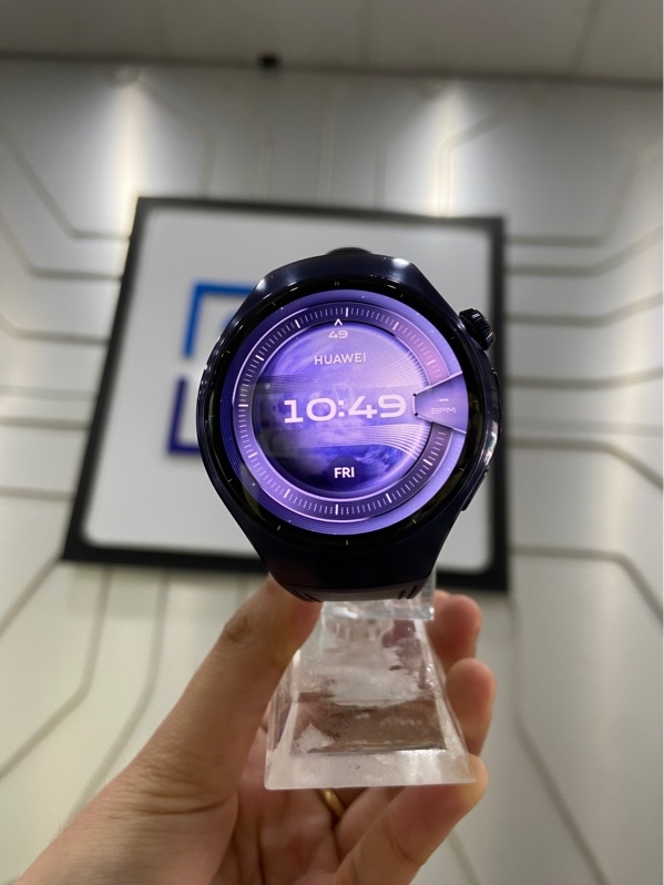 Đồng Hồ Thông Minh Huawei Watch 5 - Titanium - 46mm - Màu tím - Ngoại hình: 97.5% - Màn lưu ảnh, xước nhẹ sườn màn - Kèm sạc