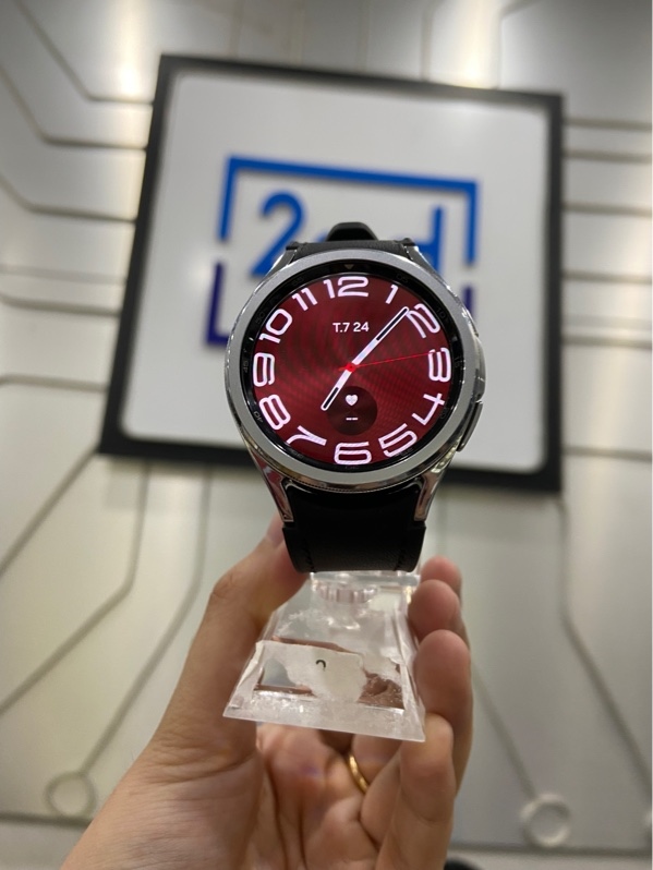 Đồng Hồ Thông Minh Samsung Galaxy Watch 6 Classic - 43mm - Màu bạc - Ngoại hình: 97.5% - Xước thân nhẹ - Kèm sạc + box