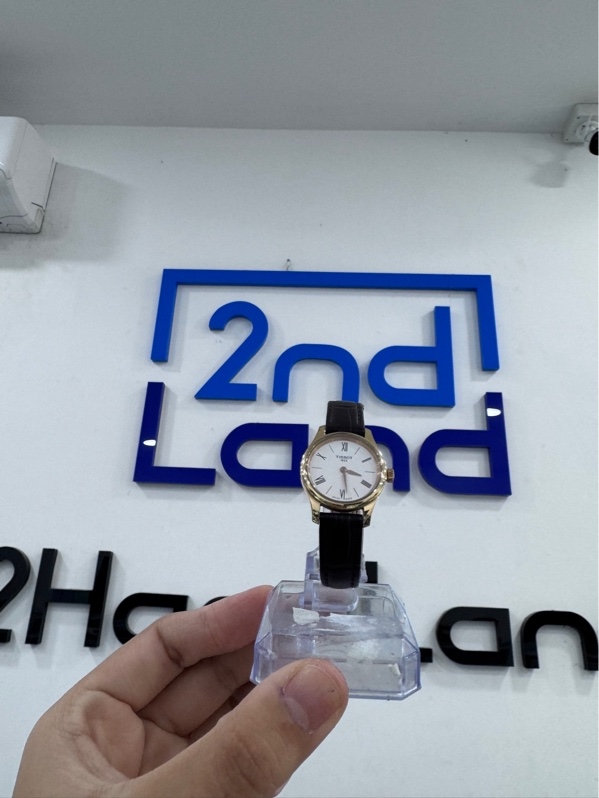 Đồng hồ Tissot T063.009.36.018.00 - 25mm - Màu vàng - Ngoại hình 96% - Mặt lưng và viền trầy xước, dây nứt - Kèm box