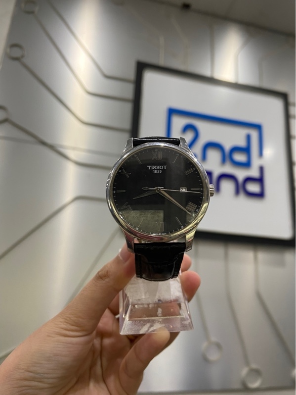 Đồng Hồ Tissot Tradition Quartz T063.610.16.058.00 - Màu bạc - Ngoại hình: 97% - Xước thân nhiều - Kèm Box