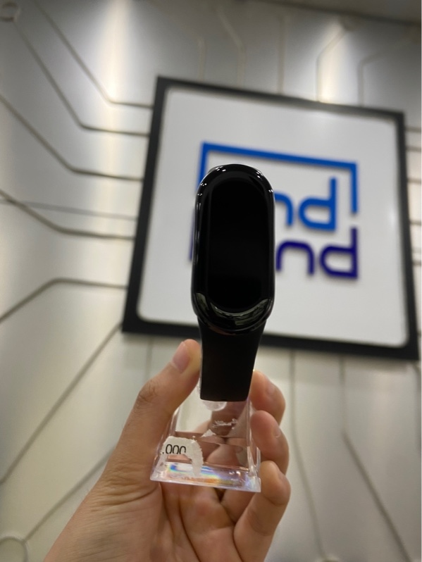 Đồng hồ Xiaomi Band 8 - Bản nội địa - Màu đen - Ngoại hình: 97% - Xước sườn , lưng, màn - Kèm sạc