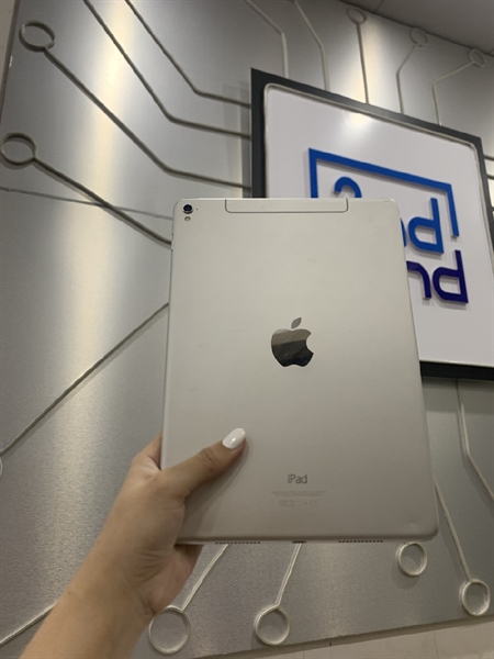 iPad Pro 9.7 - 128GB - Bản 4G - J/A - ios 11.2.1 - Màu Bạc - Ngoại hình 97% - Pin 100% - Màn phản quang