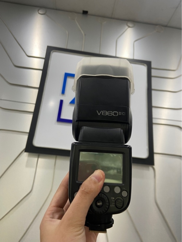 Flash Godox V860II C - Màu đen - Ngoại hình: 97% - Mất nấp nhựa hông - Kèm 1 pin , dock sạc