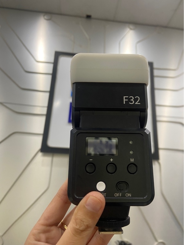Flash máy ảnh Ulanzi F32 - Màu đen - Ngoại hình: 97% - Xước dăm - Kèm Box