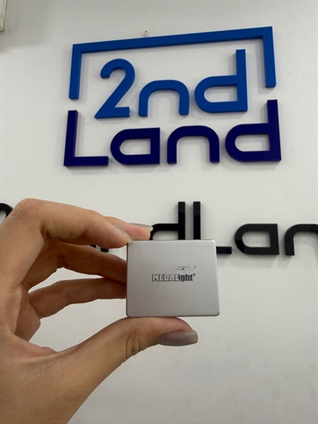 Flash MedalLight F1 - Màu bạc - Ngoại hình 98% - Kèm Box 1
