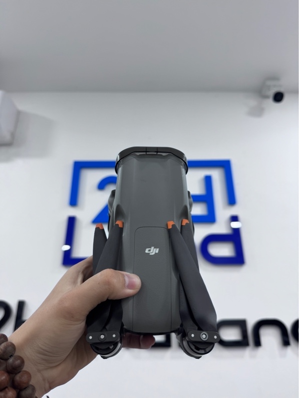 Flycam DJI Air 3 - Màu xám - Ngoại hình 97% - Body trầy xước, trục gimbal bị nổ sơn, tay RC2 màn ám hồng nhẹ - Kèm túi, tay RC2, 8 cánh thay, dock sạc 3, 3 pin Pin 1, chu kỳ 32 Pin 2, chu kỳ 67, Pin 3, chu kỳ 65