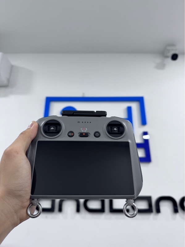 Flycam DJI Air 3 - Màu xám - Ngoại hình 97% - Body trầy xước, trục gimbal bị nổ sơn, tay RC2 màn ám hồng nhẹ - Kèm túi, tay RC2, 8 cánh thay, dock sạc 3, 3 pin Pin 1, chu kỳ 32 Pin 2, chu kỳ 67, Pin 3, chu kỳ 65