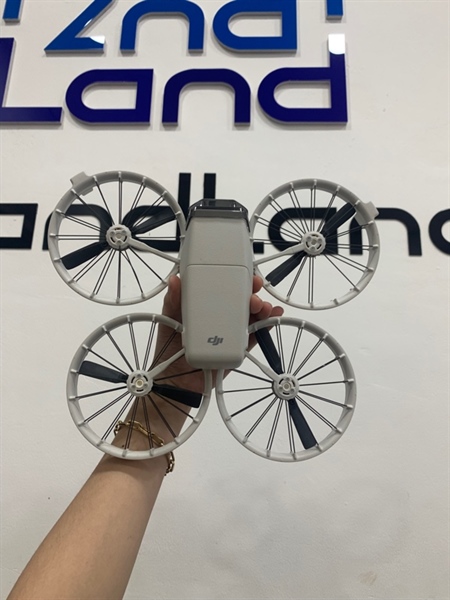 Flycam DJI Flip Fly More Combo - Màu xám - Ngoại hình: 97% - Gãy 3 tăm bảo vệ cánh, cánh trầy - Box, kèm 3 pin chu kì sạc 02/02/02 + 3 bộ cánh thay thế + tay rc 2