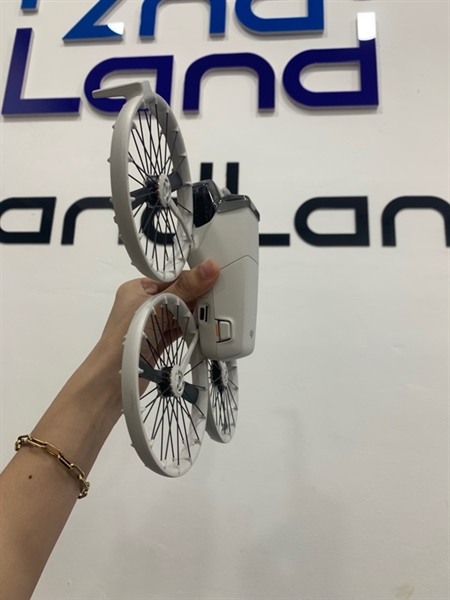 Flycam DJI Flip Fly More Combo - Màu xám - Ngoại hình: 97% - Gãy 3 tăm bảo vệ cánh, cánh trầy - Box, kèm 3 pin chu kì sạc 02/02/02 + 3 bộ cánh thay thế + tay rc 2 1