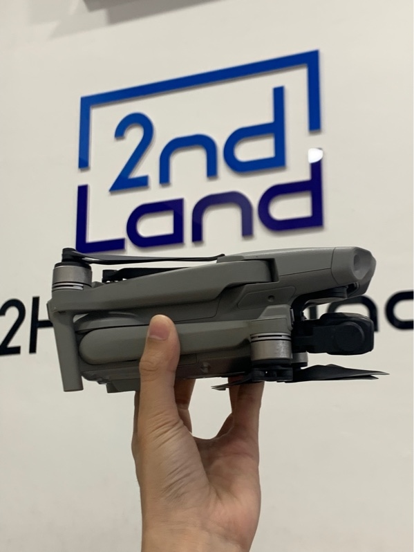 Flycam DJI mavic air 2 - Màu xám - Ngoại hình: 96.5% - 2 pin ( 6-9 ) kèm 6 cánh thay , 3 thay nắp lens , không có nắp đóng lens - Kèm tay + sạc , (mẻ nhẹ phần gimbal )