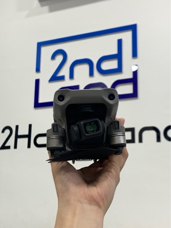Flycam DJI mavic air 2 - Màu xám - Ngoại hình: 98% - 2 pin ( 6-9 ) kèm 6 cánh thay , 3 thay nắp lens , không có nắp đóng lens - Kèm tay + sạc