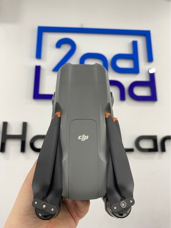 Flycam DJI Mavic air 3 bản more combo - Màu xám - Ngoại hình 98% - Trầy xước ít - Fullbox (còn2/8 cánh thay) , tay RC2 - 3 pin chu kì 35,39,40 , 1 đồ đọc thẻ nhớ