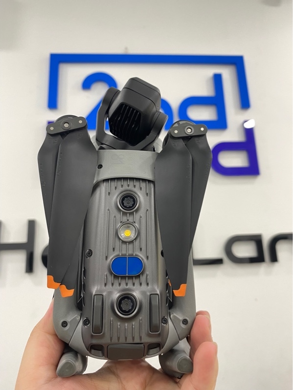 Flycam DJI Mavic air 3 bản more combo - Màu xám - Ngoại hình 98% - Trầy xước ít - Fullbox (còn2/8 cánh thay) , tay RC2 - 3 pin chu kì 35,39,40 , 1 đồ đọc thẻ nhớ