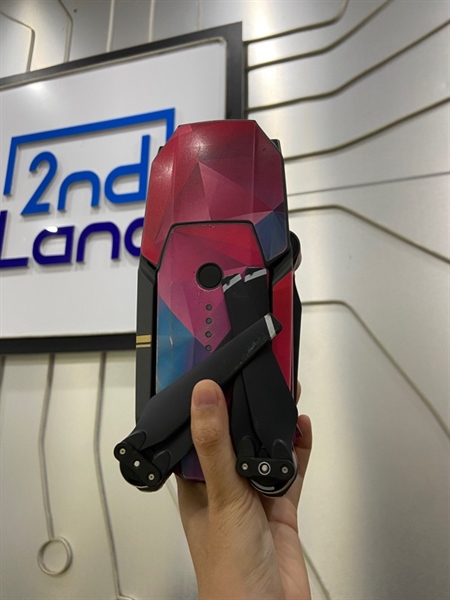 Flycam DJI Mavic Pro - Màu xám - Ngoại hình: 97% - Máy dán skin, mất keycap nút 5D ( vẫn bấm được ), không điều khiển được gimbal camera - Kèm 2 pin ( 24-20), tay điều khiển, 4 cáp kết nối, 2 bộ sạc, 1 dock sạc 4 pin, 1 mavic battery to power bank adapter