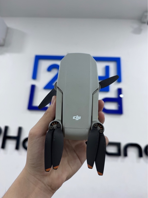 Flycam DJI Mini 2 - Màu xám - Ngoại hình 97% - Trầy xước, ốc rỉ, cấn góc - Kèm 3 pin, tay thường, 3 cặp cánh thay, dây kết nối, docsạc 3, túi Pin 1, chu kì 4 Pin 2, chu kì 16 Pin 3, chu kì 11