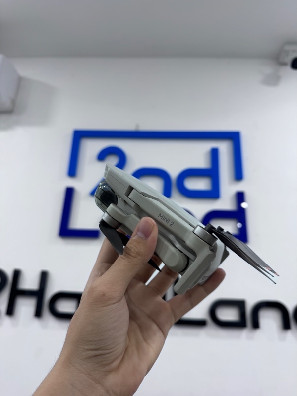 Flycam DJI Mini 2 - Màu xám - Ngoại hình 97% - Trầy xước, ốc rỉ, cấn góc - Kèm 3 pin, tay thường, 3 cặp cánh thay, dây kết nối, docsạc 3, túi Pin 1, chu kì 4 Pin 2, chu kì 16 Pin 3, chu kì 11