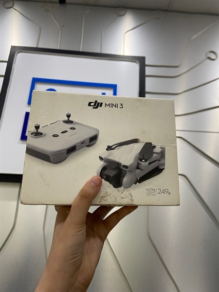 Flycam DJI Mini 3 bản đơn - Màu xám - Ngoại hình: 98% - Thiếu cánh thay thế với cáp sạc, chu kì sạc của 2 pin (4 - 10) - Fullbox + 1 pin chính hãng với dock sạc linh kiện