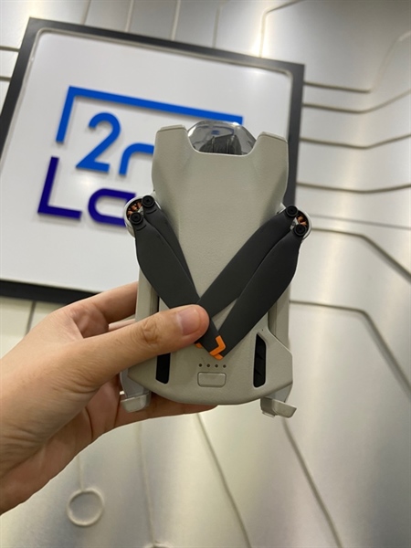 Flycam DJI Mini 3 bản đơn - Màu xám - Ngoại hình: 98% - Thiếu cánh thay thế với cáp sạc, chu kì sạc của 2 pin (4 - 10) - Fullbox + 1 pin chính hãng với dock sạc linh kiện 1