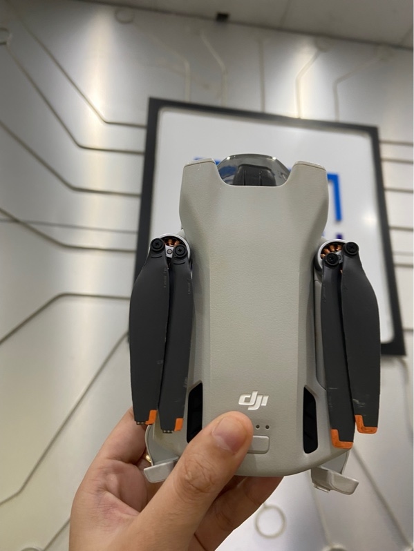 Flycam DJI Mini 3 - Màu bạc - Ngoại hình: 97% - Ố nhiều cánh trầy cấn - Kèm túi, 3 pin 1 dock sạc (2 pin 15 lần sạc, 1 pin 13 lần sạc), 1 tay cầm RC RM330