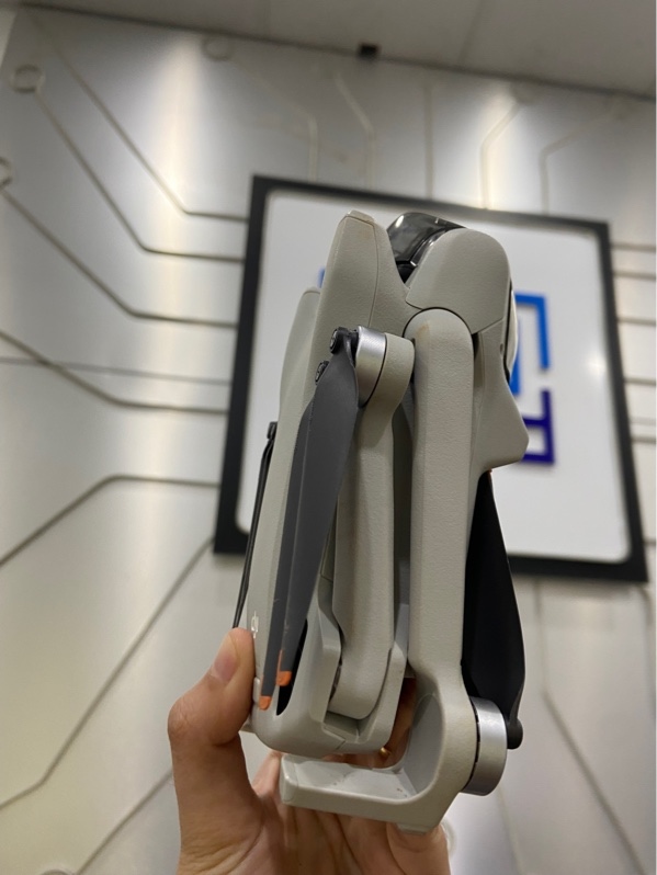 Flycam DJI Mini 3 - Màu bạc - Ngoại hình: 97% - Ố nhiều cánh trầy cấn - Kèm túi, 3 pin 1 dock sạc (2 pin 15 lần sạc, 1 pin 13 lần sạc), 1 tay cầm RC RM330