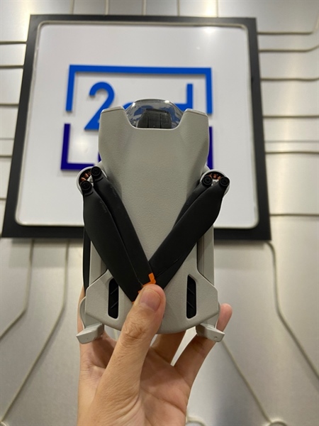 Flycam DJI Mini 3 - Màu xám - Ngoại hình: 98% - Xước viền cam - Kèm tay + 1 pin ( 4 lần ) + 3 cáp kết nối + 1 cáp sạc + 1 tua vít 1
