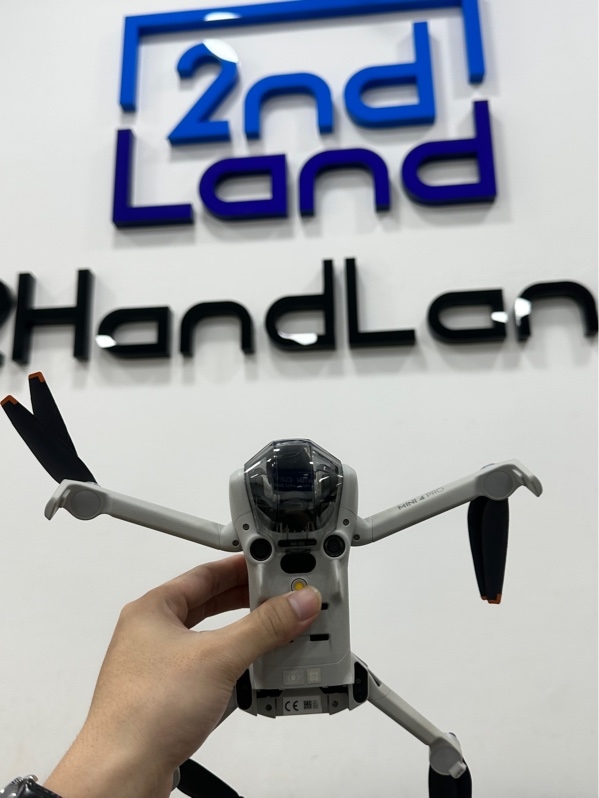 Flycam DJI Mini 4 Pro bản đơn - Màu bạc - Ngoại hình 97% - Kèm túi đựng + 2 cánh thay thế + 1 pin 23 lần sạc + 1 dock sạc + Kèm tay RC2 màn hình