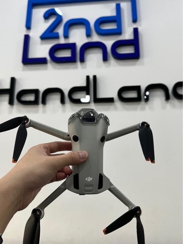 Flycam DJI Mini 4 Pro Combo - Màu bạc - Ngoại hình 97% - Thiếu 1 pin - Kèm túi đựng + 2 pin (1 pin 20 lần sạc, 1 pin 21 lần sạc) + 1 dock sạc + 1 tay RC2 + 3 cánh thay thế