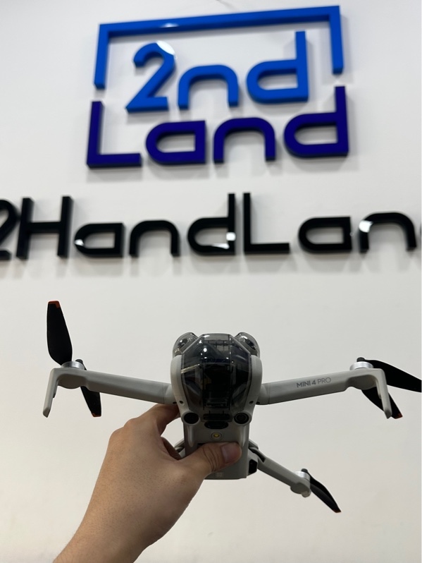 Flycam DJI Mini 4 Pro Combo - Màu bạc - Ngoại hình 97% - Thiếu 1 pin - Kèm túi đựng + 2 pin (1 pin 20 lần sạc, 1 pin 21 lần sạc) + 1 dock sạc + 1 tay RC2 + 3 cánh thay thế