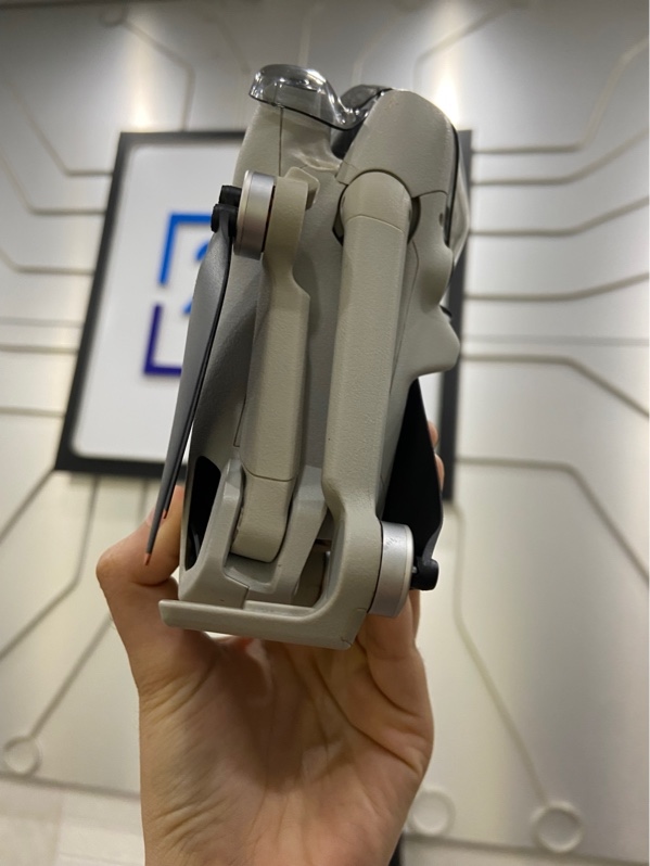 Flycam DJI Mini 4 Pro - Màu xám - Ngoại hình: 96% - Nứt bể thân - Kèm tay RC2, 2 pin ( 1 viên sạc 87 lần, 1 viên sạc 98 lần), dock, túi