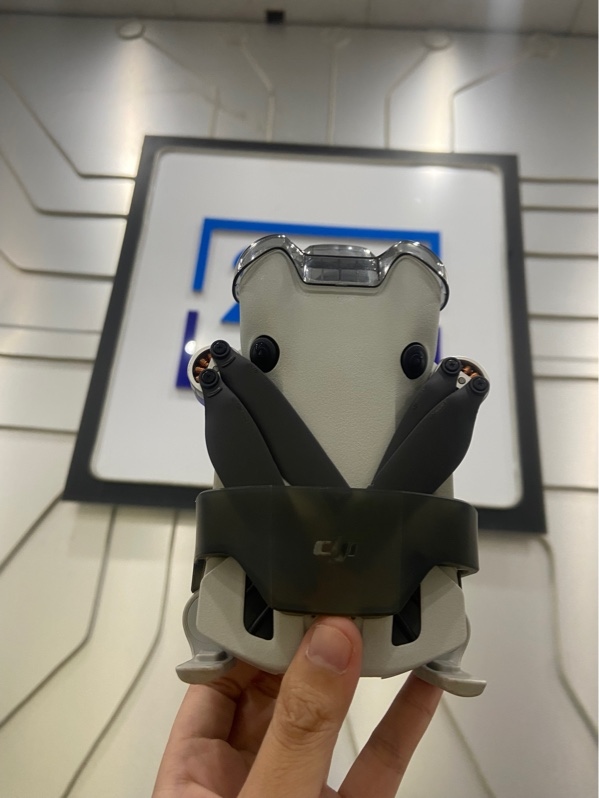 Flycam DJI Mini 4 Pro - Màu xám - Ngoại hình: 97% - Ố vàng, 1 cánh bị chém,tay cầm mòn nhẹ - Kèm Túi, Dock Sạc, 3 Pin ( 1 Pin Phồng )Cycle 19,25,22,Tay Cầm RC 2( Model RC331)