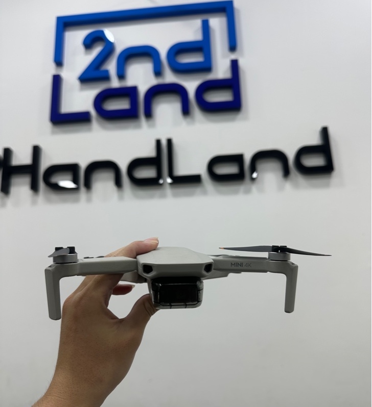 Flycam DJI mini 4K - Màu xám - Ngoại hình 97% - Kèm tay cầm + 3 pin (2 Pin 4 lần , 1 Pin 5 lần sạc) + Cánh thay thé + 3 dây kết nối + Ốp thân + Túi đựng + Thẻ nhớ 64Gb + Hộp sạc 3 pin