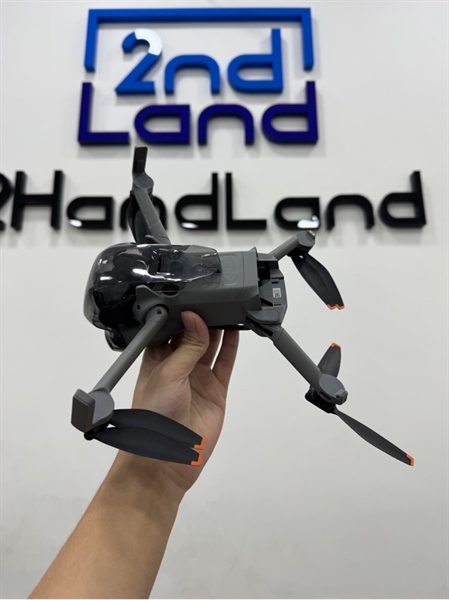 Flycam DJI Mini 5 Pro Fly More Combo Plus (DJI RC2) - 3 Pin Plus sạc 4 lần - Màu bạc - Ngoại hình 97% - 1 cánh trước phải mẻ nhẹ, cấn nhẹ, càng bị cấn - Fullbox thiếu cáp tye c c zin ( Còn bảo hành hãng DJI tới 06/12/2026 ) 1