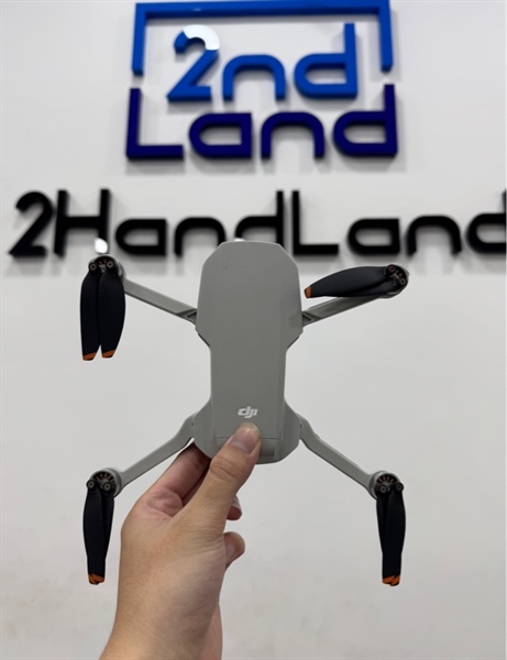 Flycam DJI Mini SE - Màu xám - Ngoại hình 97% - Nứt vỏ nhẹ xíu - Kèm 1 tay + 3 dây kết nối + 1 dock sạc + 3 pin (mỗi pin 1 lần sạc)
