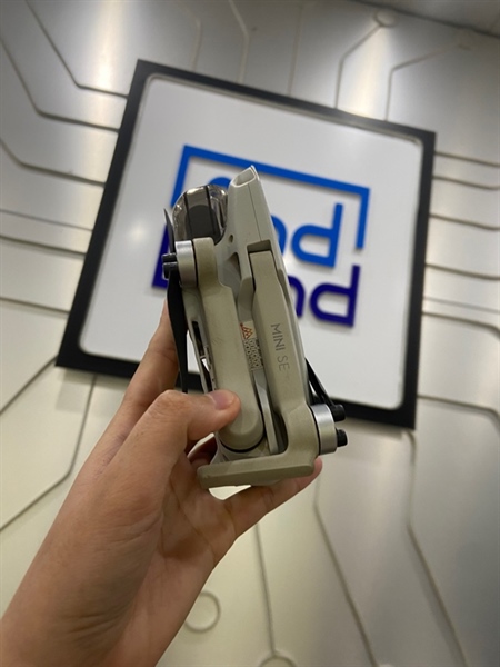 Flycam DJI Mini SE - Màu xám - Ngoại hình: 98% - Ố nhẹ - Kèm tay cầm C2, 1 cáp type-c, 1 cáp micro-b, 2 pin (chu kì sạc 3 lần với 7 lần), 1 dock sạc, hộp 6 cái filter, bộ khuyếch đại tín hiệu, bộ phản xạ tín hiệu, tua vít, 4 cánh thay thế, túi